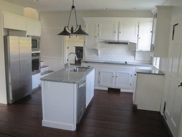 Foto del edificio - 4 Limerock Rd
