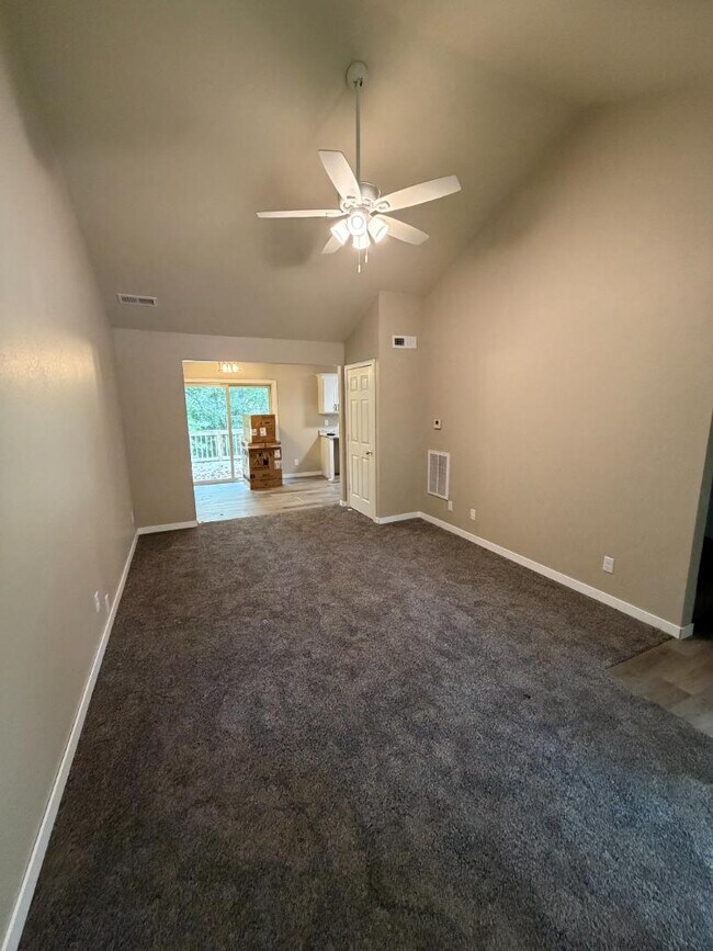 Foto del edificio - 409 Hutton Ln