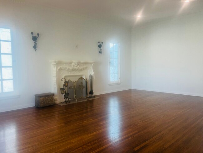 Building Photo - 439 N Curson Ave