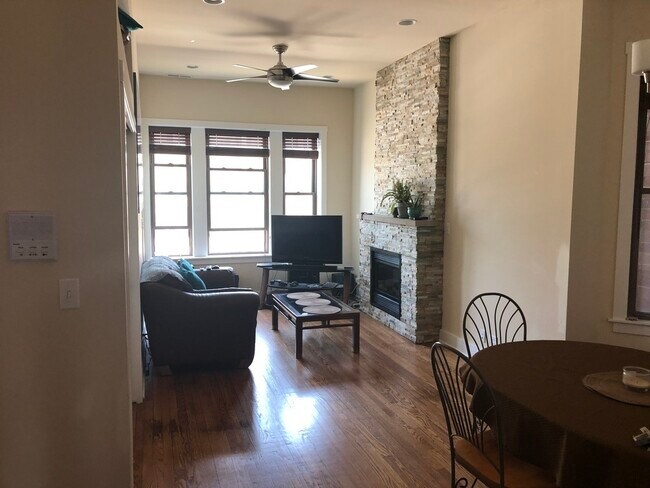 Foto del edificio - 1428 N Western Ave