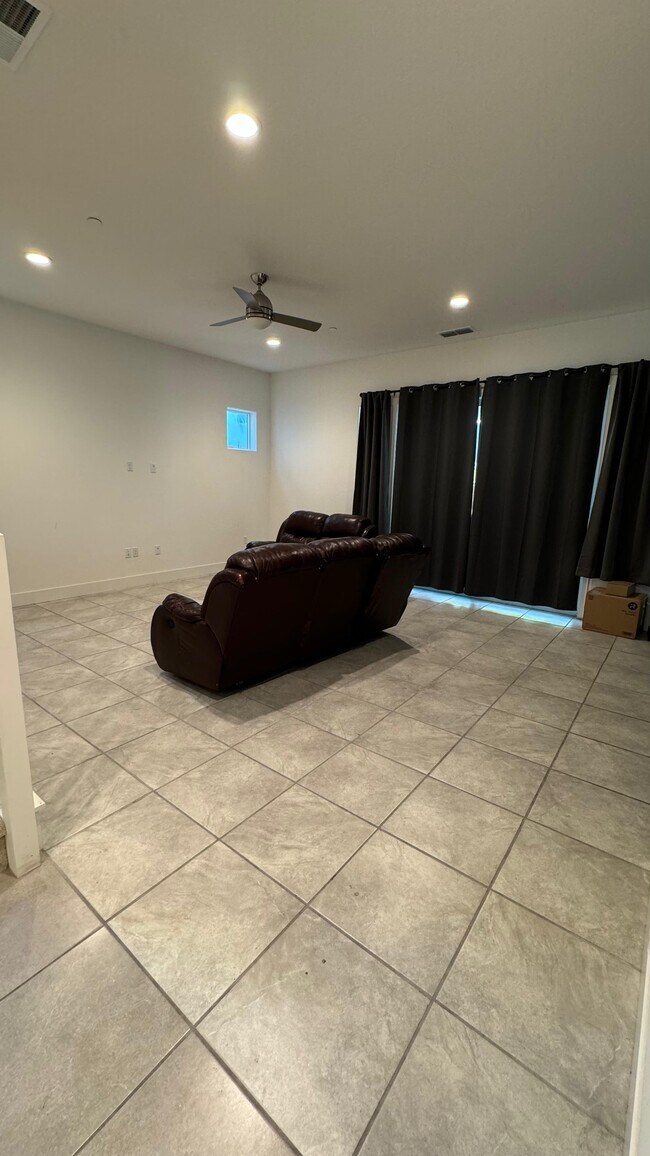 Sala de estar - 2310 Mirth St