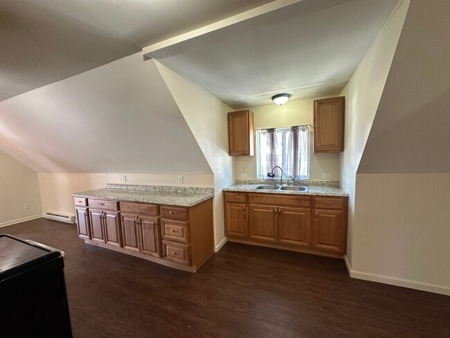 Amplio espacio de almacenamiento y encimera - 41 Lewiston Ave