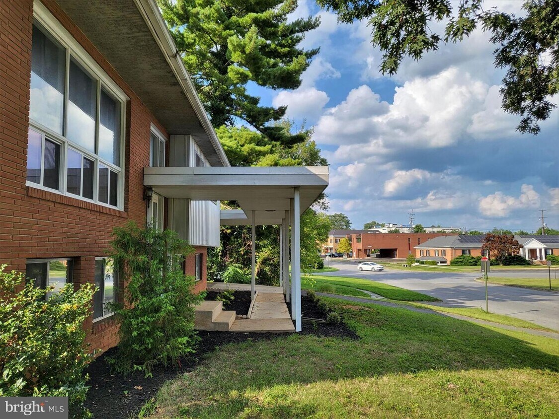 Primary Photo - 12812 Oak Hill Ave