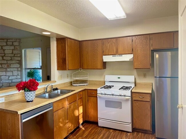 Building Photo - 402 Hedgewood Dr