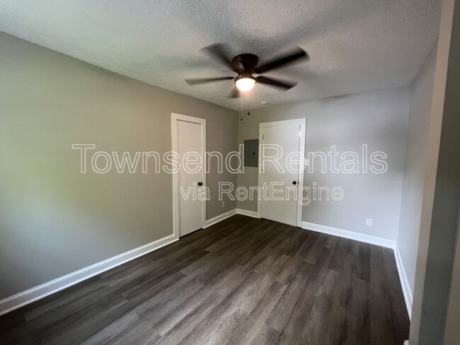 Building Photo - 807 Branson St
