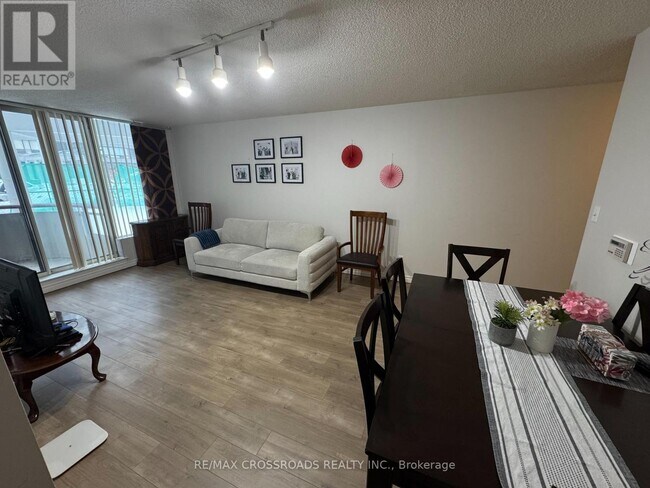 Building Photo - 5785 Yonge St