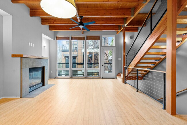 Building Photo - 468 NE Brazee St