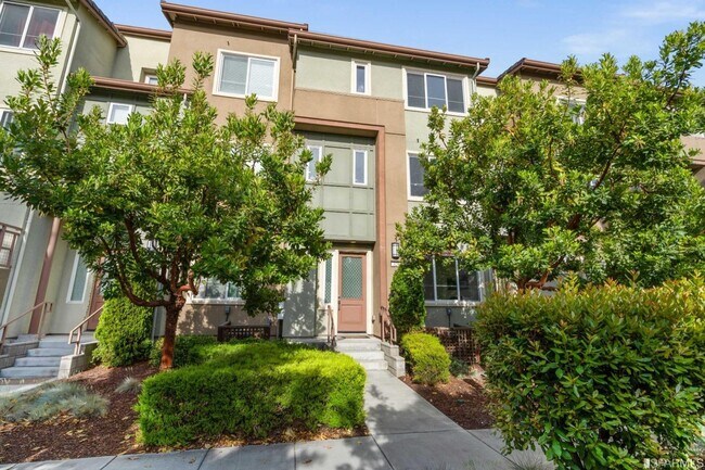 Building Photo - Exquisite 4-Bedroom, 3.5-Bathroom Townhous...
