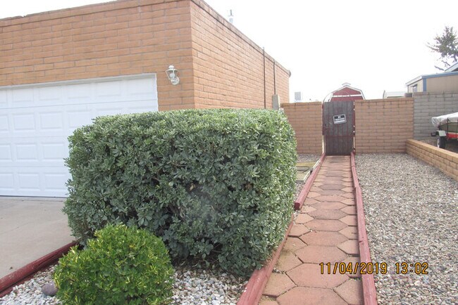 Building Photo - Spacious and Convenient!