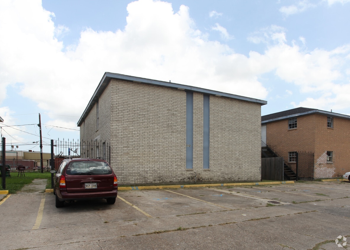Building Photo - 1112-1116 Crape Myrtle Dr