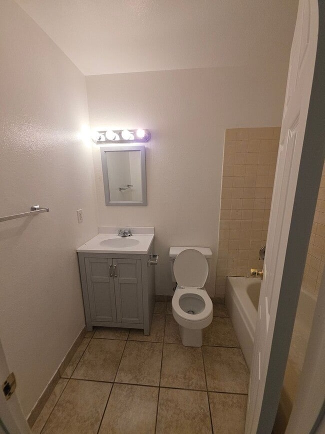 Foto del edificio - Charming 2BR/1BA Townhouse in Auburn - Available Now!