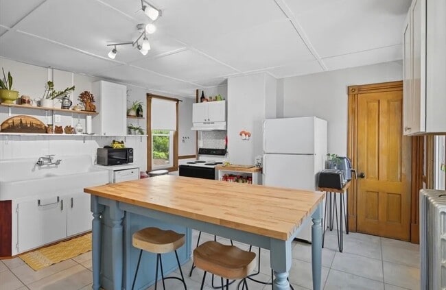 Building Photo - 62 Maple St