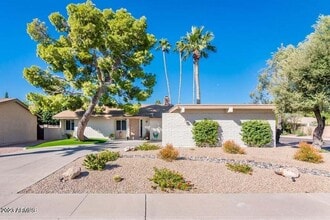 Building Photo - 7526 N Vía De La Campana