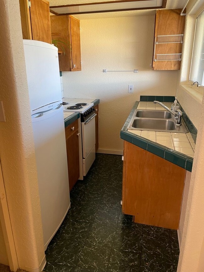 Building Photo - 663 SE Parrott St