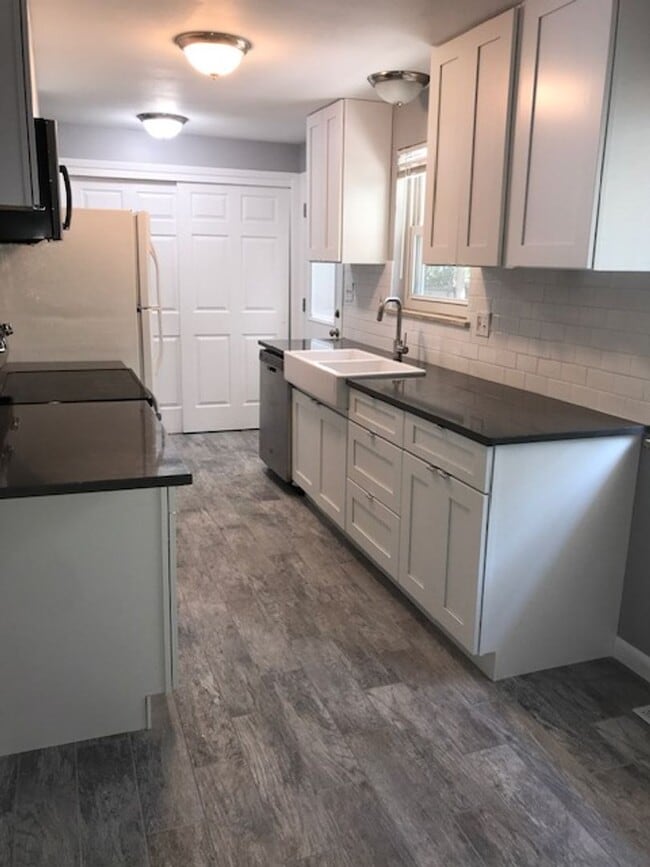 Photo - Ranch-Style Home with Large Fenced Yard in...