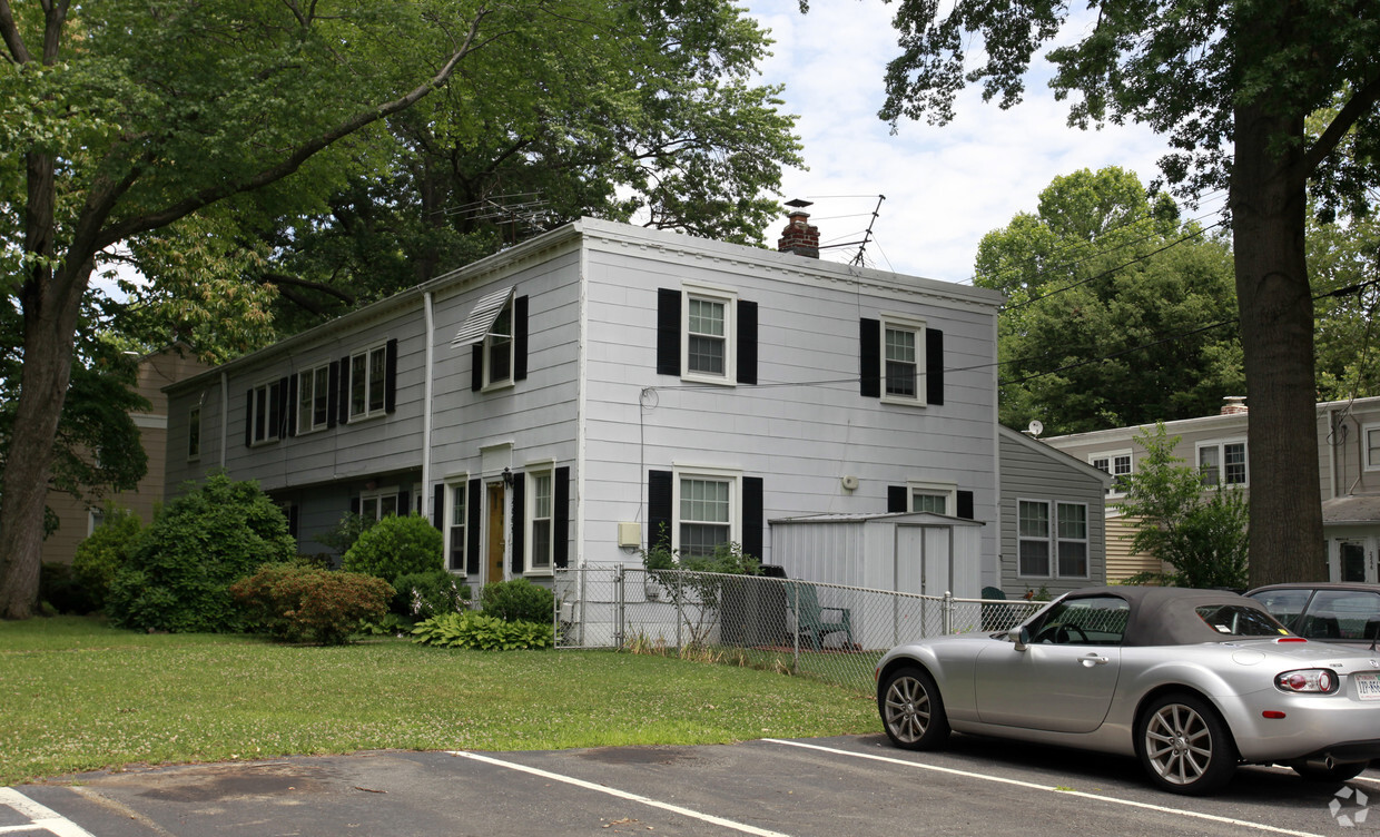 Building Photo - Hillwood Square