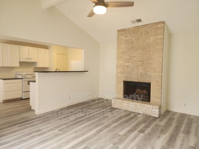 Foto del edificio - 807 Lloyd Ln