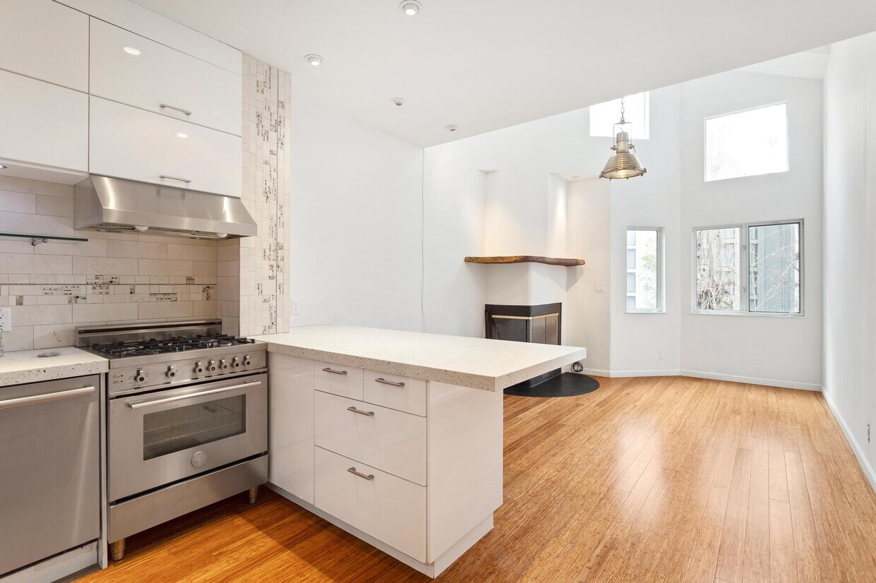 Primary Photo - 142 Langton St