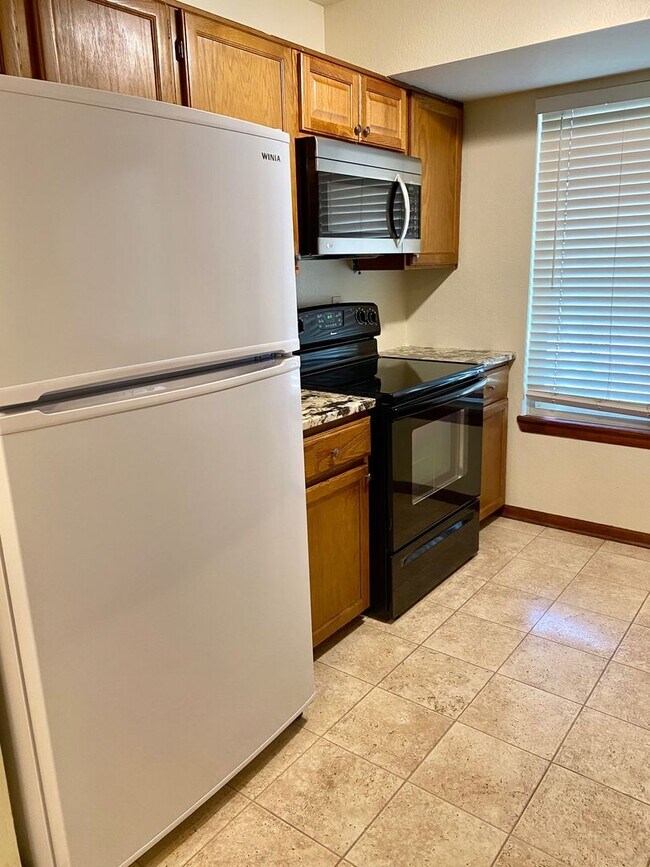 Foto del edificio - Evolve Real Estate: Beautiful Condo in Garrison Square Available June 3rd!