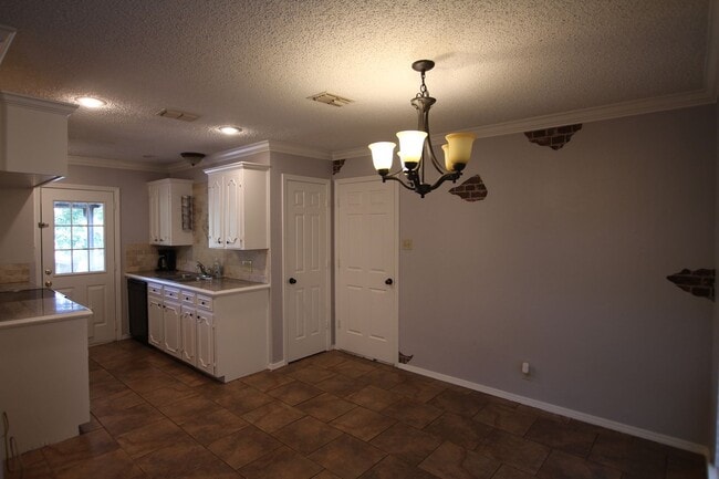 Building Photo - Tour Today! 3 Bedroom 2 Bath Home In Tyler ISD!