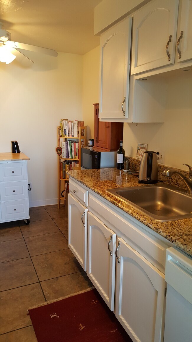 Foto del edificio - 12900 Lake Ave