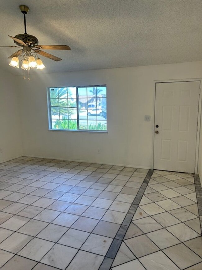 Foto del edificio - Charming Home in 93307!
