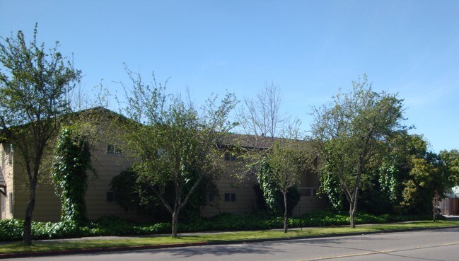 Building Photo - 833 Madison St