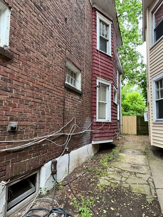 Building Photo - 611 W State St