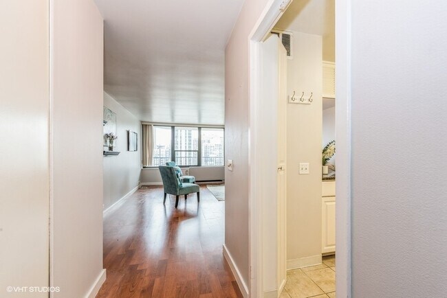 Foto del edificio - 1560 N Sandburg Terrace