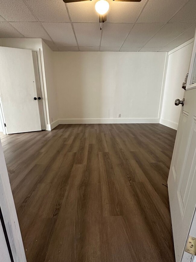 Foto del edificio - 565 W Market St