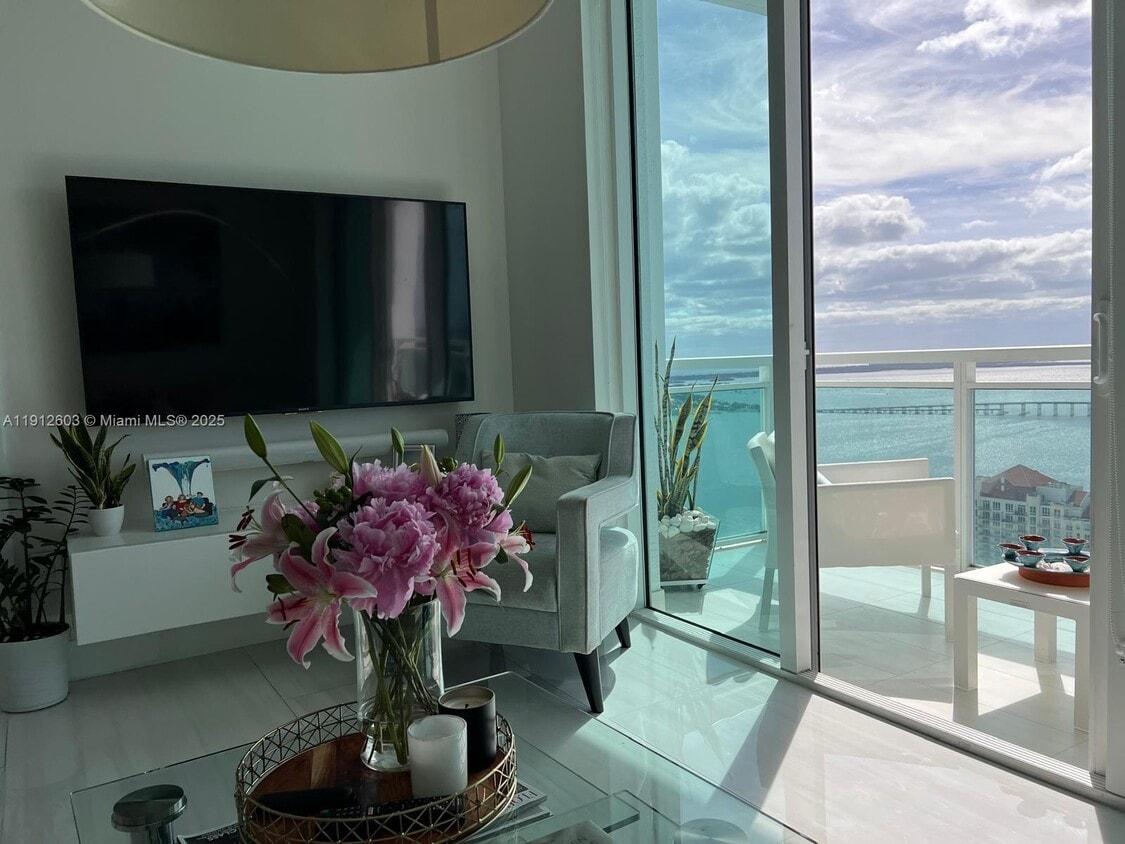 Building Photo - 950 Brickell Bay Dr