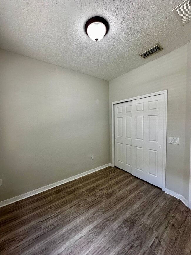 Building Photo - Beautiful 3 bedroom 3 bath Townhouse in Gated Community!