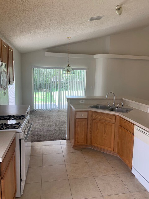 Building Photo - 3bdrm 2Bath 2Car Garage -- Gated Community...