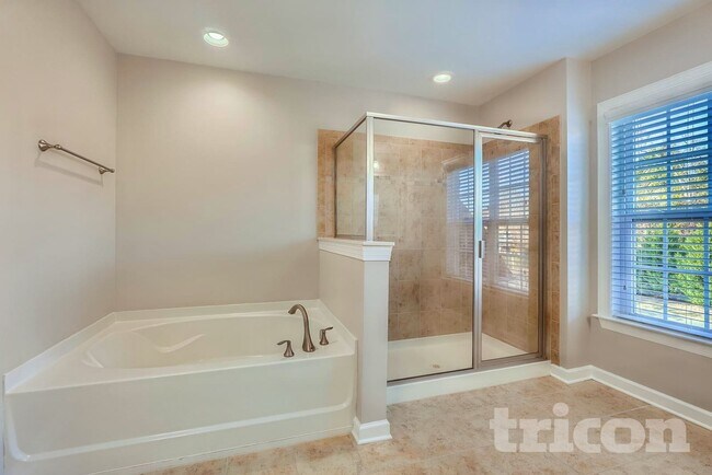 Foto del edificio - 1104 Brough Hall Dr