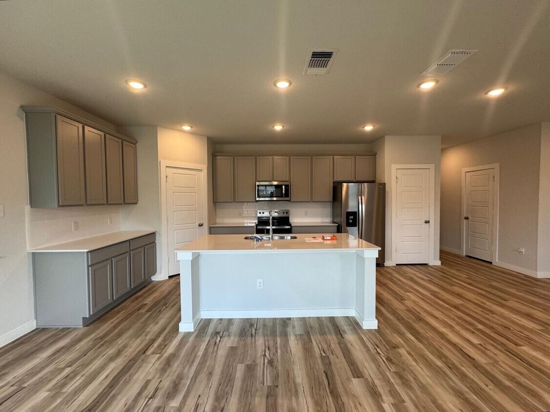 Foto principal - 5935 W Hausman Rd