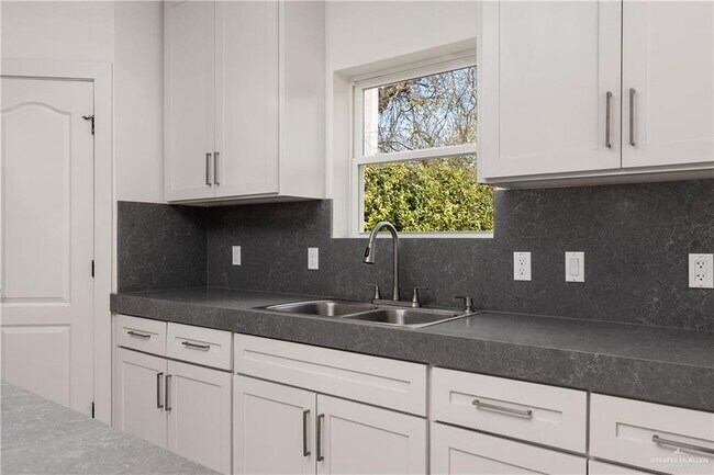 Building Photo - 15 S 42nd St