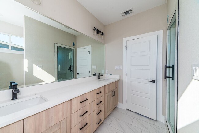 Foto del edificio - LUXURY ALAMO HEIGHTS TOWNHOME