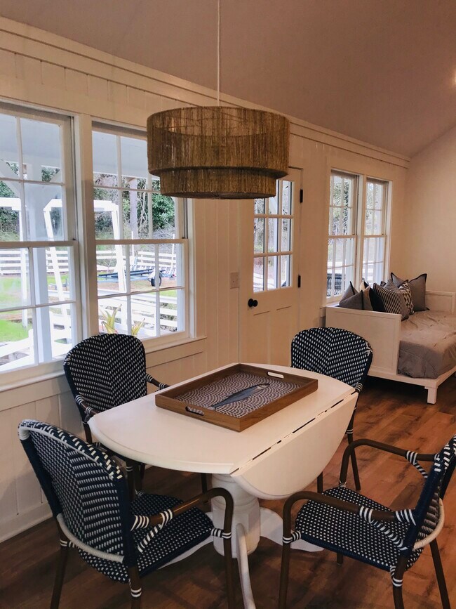 Área de comedor - 2708 Shandy Ln