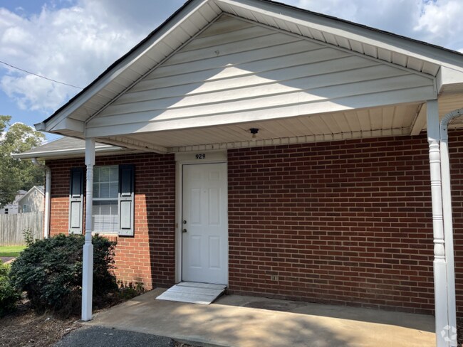 Building Photo - 929 Oak St