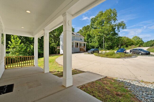 Foto del edificio - 6 Bedroom 6 Bathroom Offering a 6 Month Le...