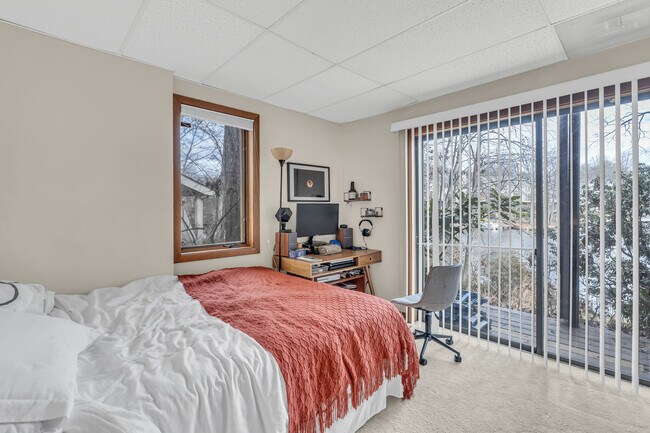 Building Photo - 2028 Upper Lake Dr