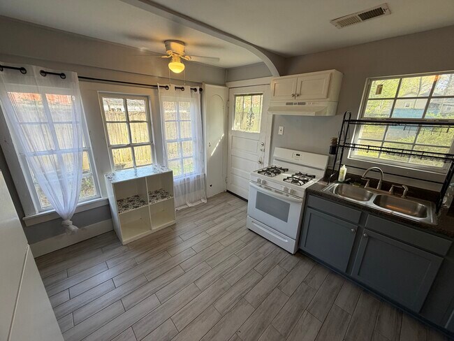 Cocina luminosa y abierta - 2485 Harvard Ave