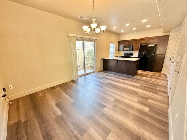 Foto del edificio - 3 Bedroom Townhome -  Location Location Location! Brand new carpet!!