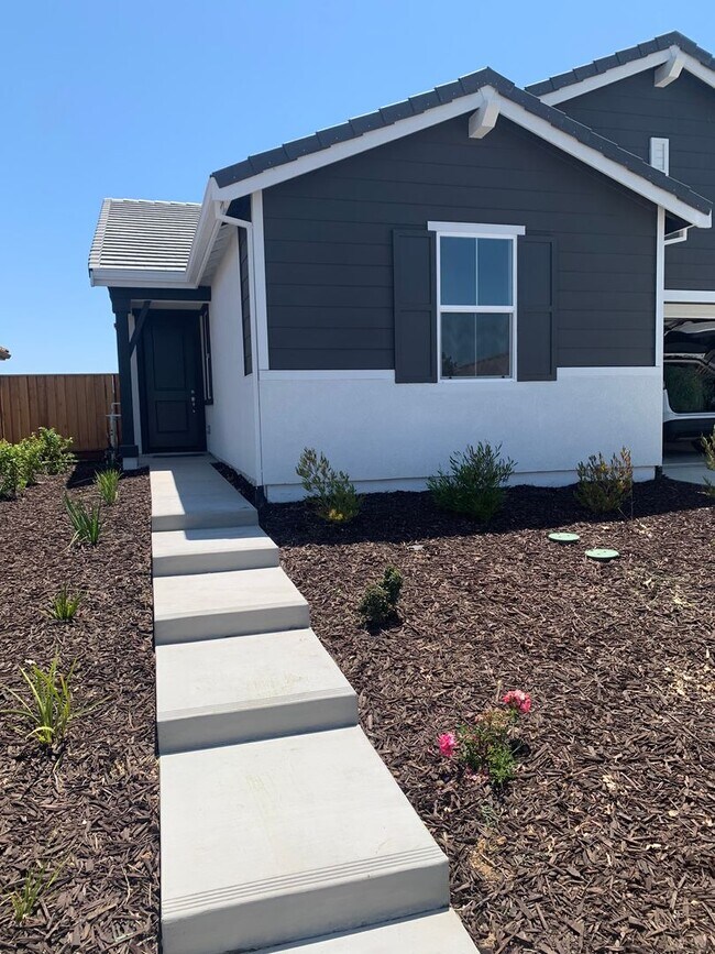 Building Photo - Beautiful 2025 Built 4/2 - New Subdivision!
