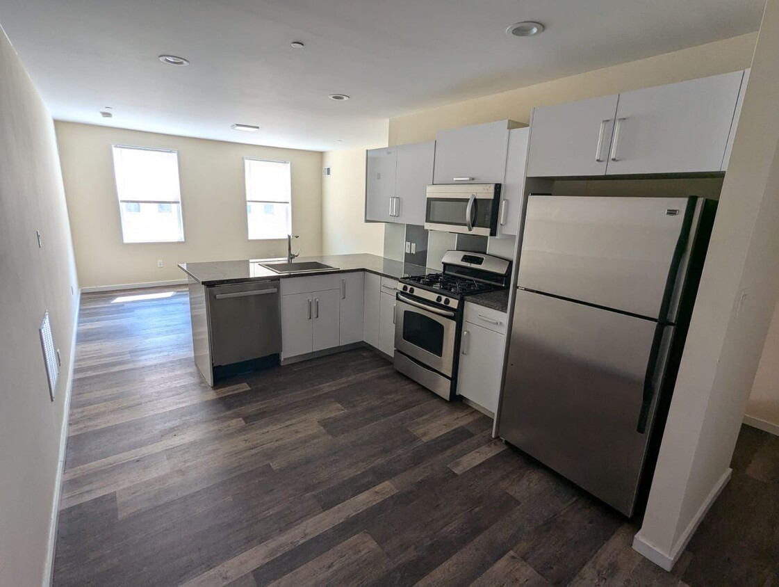 Primary Photo - NY Style Townhome 3br/2ba in Gated Communi...