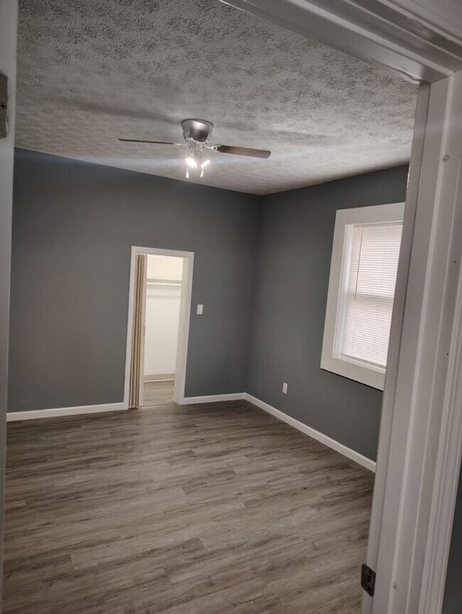 Foto del edificio - 609 E Mulberry St