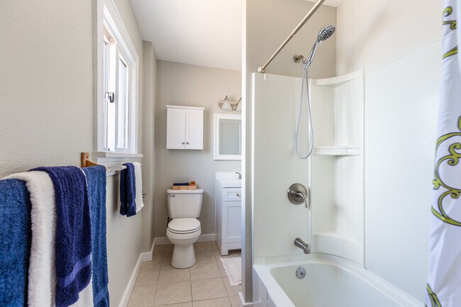 Baño - 5246 21st Ave SW