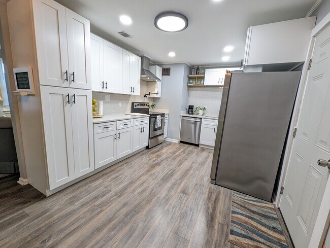 Cocina actualizada con lavavajillas y electrodomésticos de acero inoxidable. - 4107 Crane St