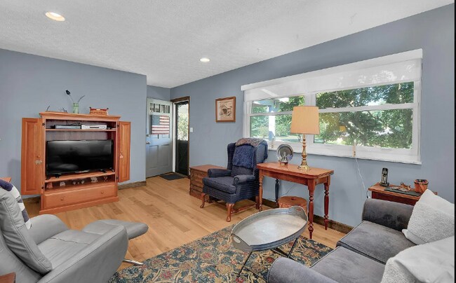 Building Photo - 163 Pine Village Dr