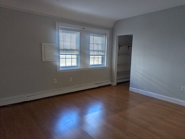 Foto del edificio - 581 Proctor Ave